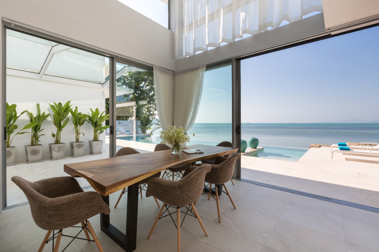Living Room overlooking the beach